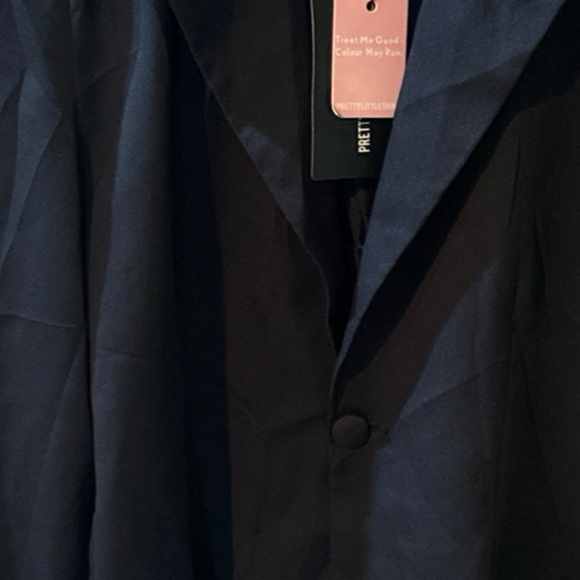 Pretty Little Thing Black Woven Cinched Curve Hem Blazer - Picture 8 of 16